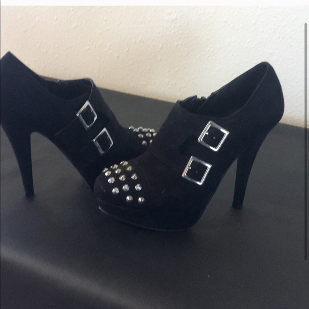 Black suede heels silver buckle Guess